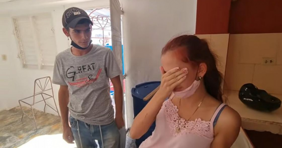 La joven madre llora al saber que es dueña de una casa © Captura de video de YouTube de El Chancletazo Cubano