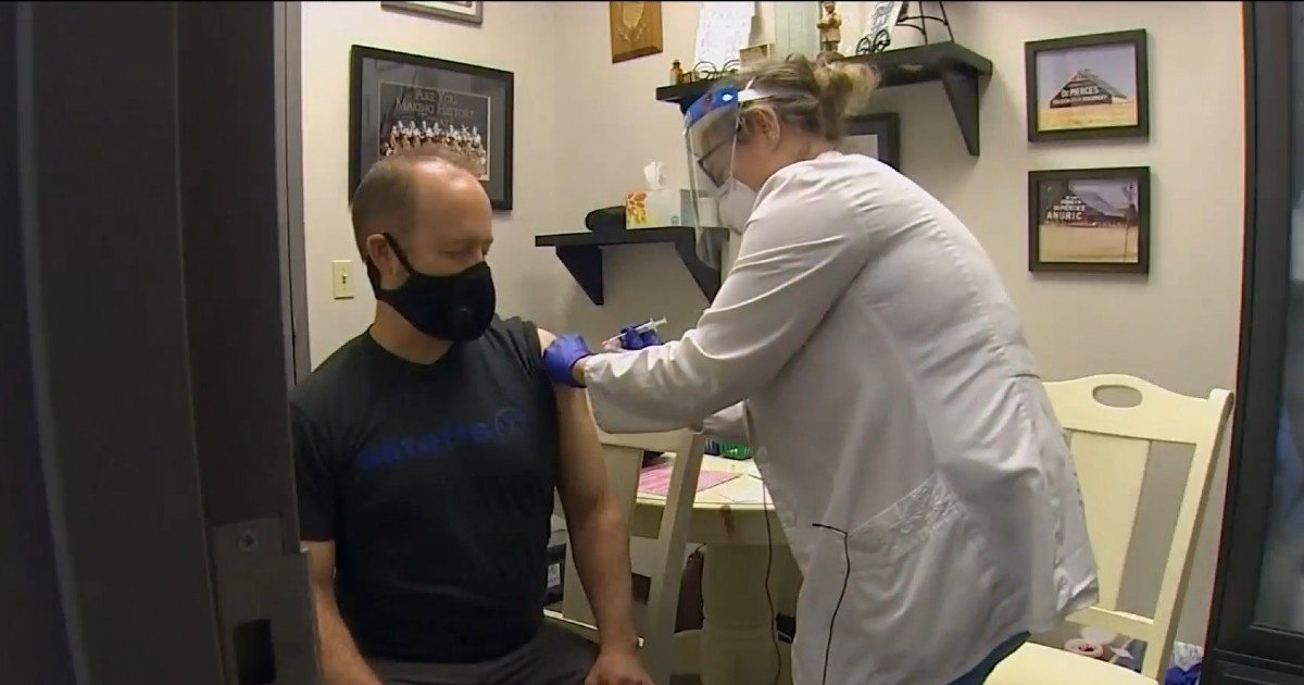 Ciudadano estadounidense recibe una dosis de vacuna contra la COVID-19 © Captura de video / Telemundo 51