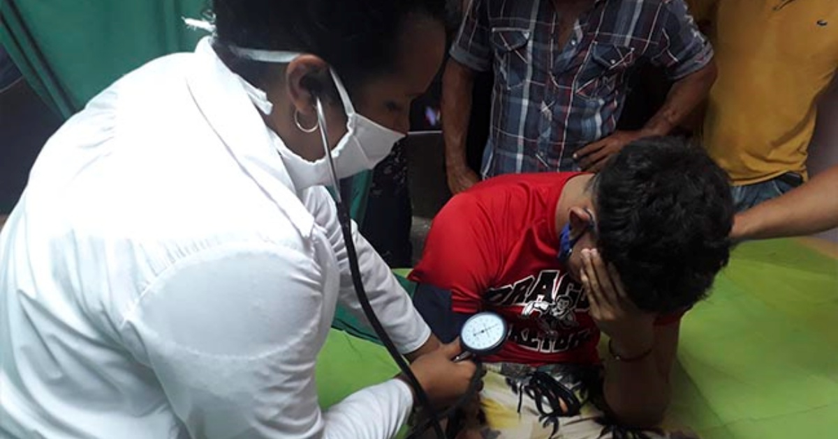 Uno de los adolescentes involucrados en la tragedia es atendido por personal sanitario en Mayarí © Mayari.gob.cu