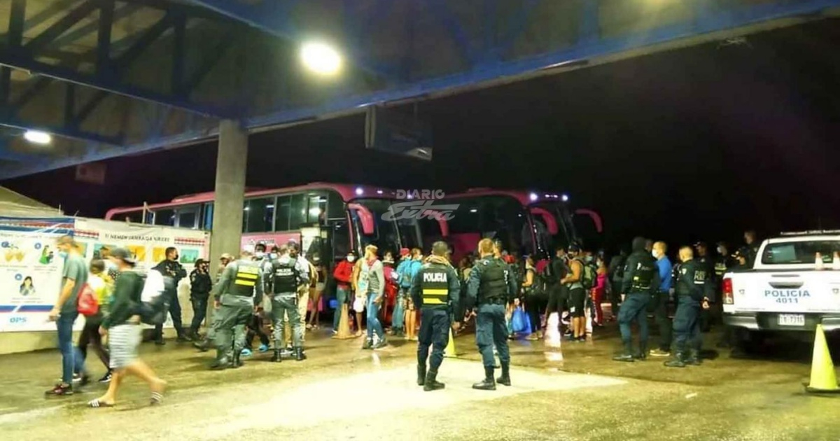 Autoridades custodiaron los autobuses en la que viajaban los cubanos © Diario Extra