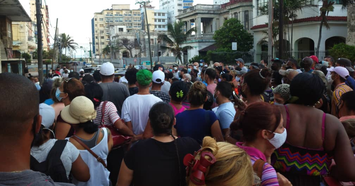 Cubanos hacen cola frente al edificio Focsa © CiberCuba