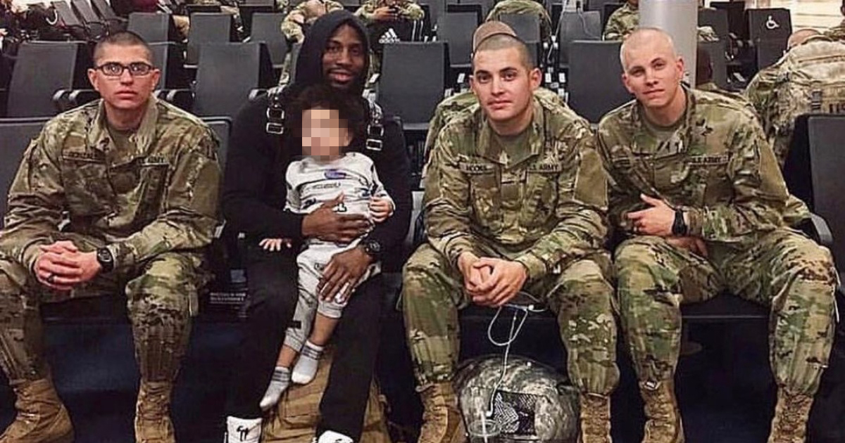 Yordenis Ugás y su pequeño hijo junto a militares estadounidenses © Instagram/Yordenis Ugás