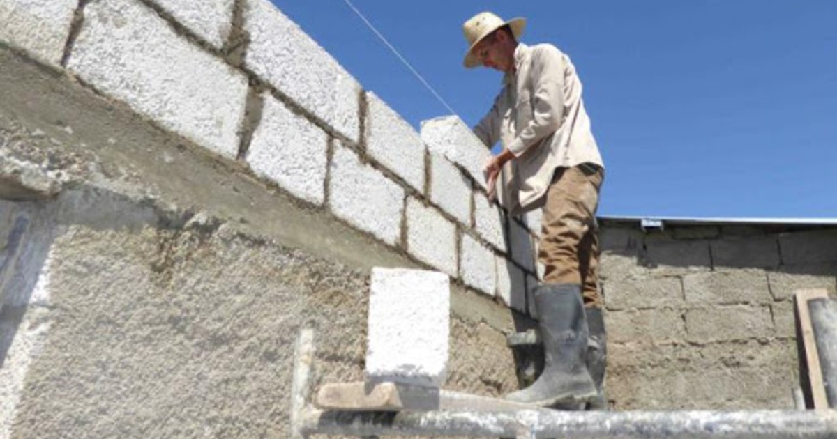 Trabajador de la construcción en Cuba © Granma / Miguel Febles Hernández