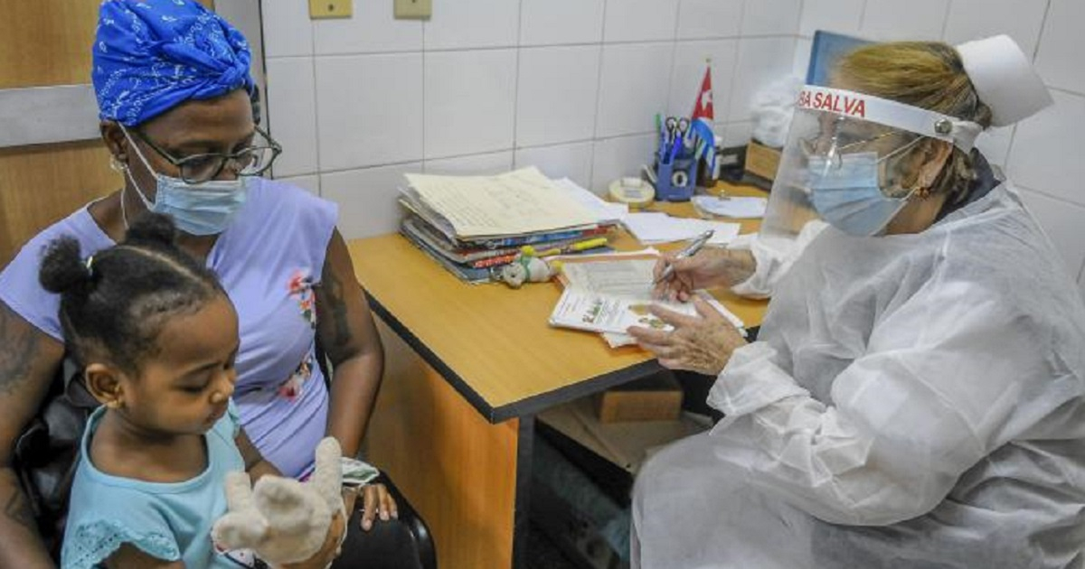 Niña en una consulta médica en Cuba (imagen de referencia). © Granma