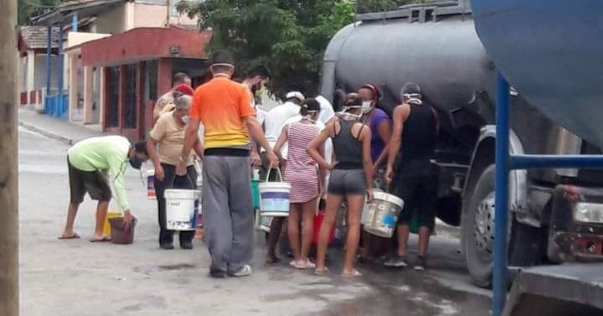 Cubanos cargando agua de una pipa (imagen referencial) © CiberCuba