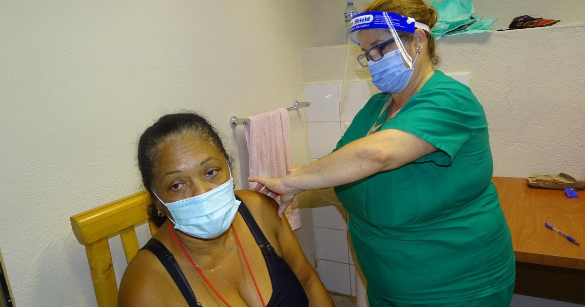 Trabajadora cubana recibe tercera dosis de Soberana PLUS © Twitter / Neurociencias Cuba 