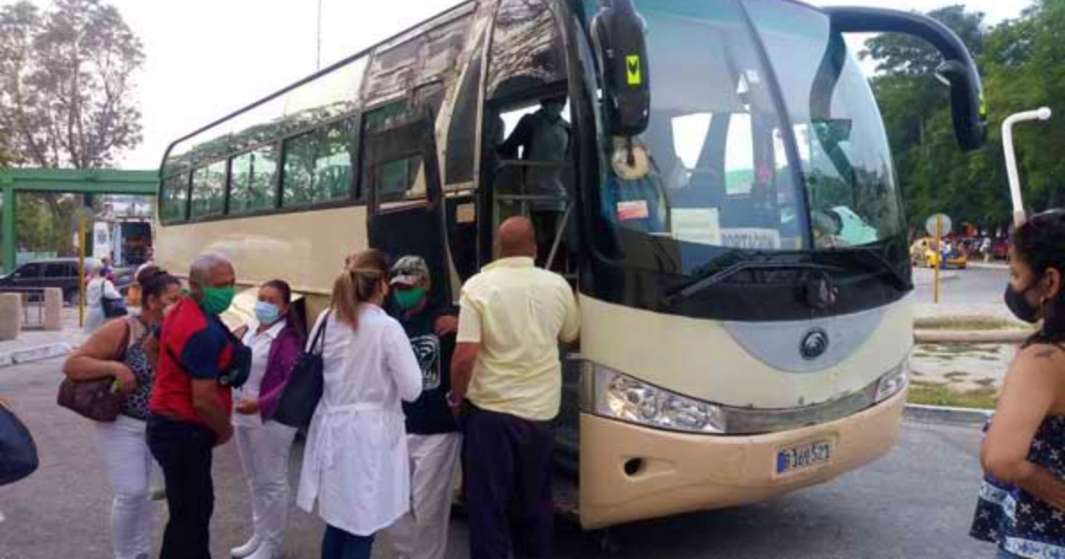 Personal de salud usando transporte público en Sancti Spíritus © Web Transporte Espirituano