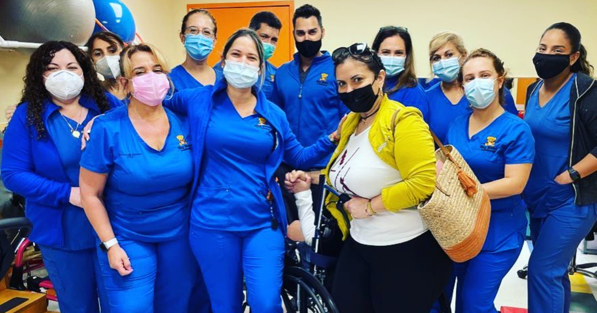 Madre de joven cubana de 19 que sufrió accidente junto a médicos © Instagram / Aqua Beauty Salon