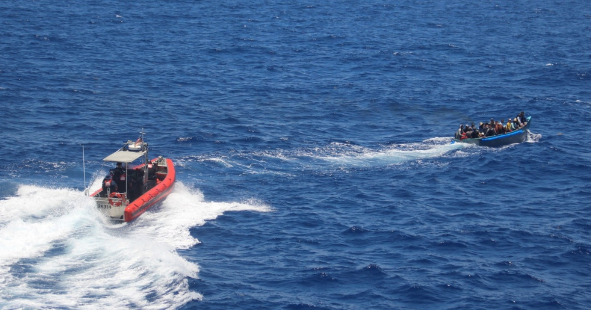 Embarcación de la Guardia Costera de EE.UU. intercepta a un grupo de balseros (referencia) © Twitter/USCG