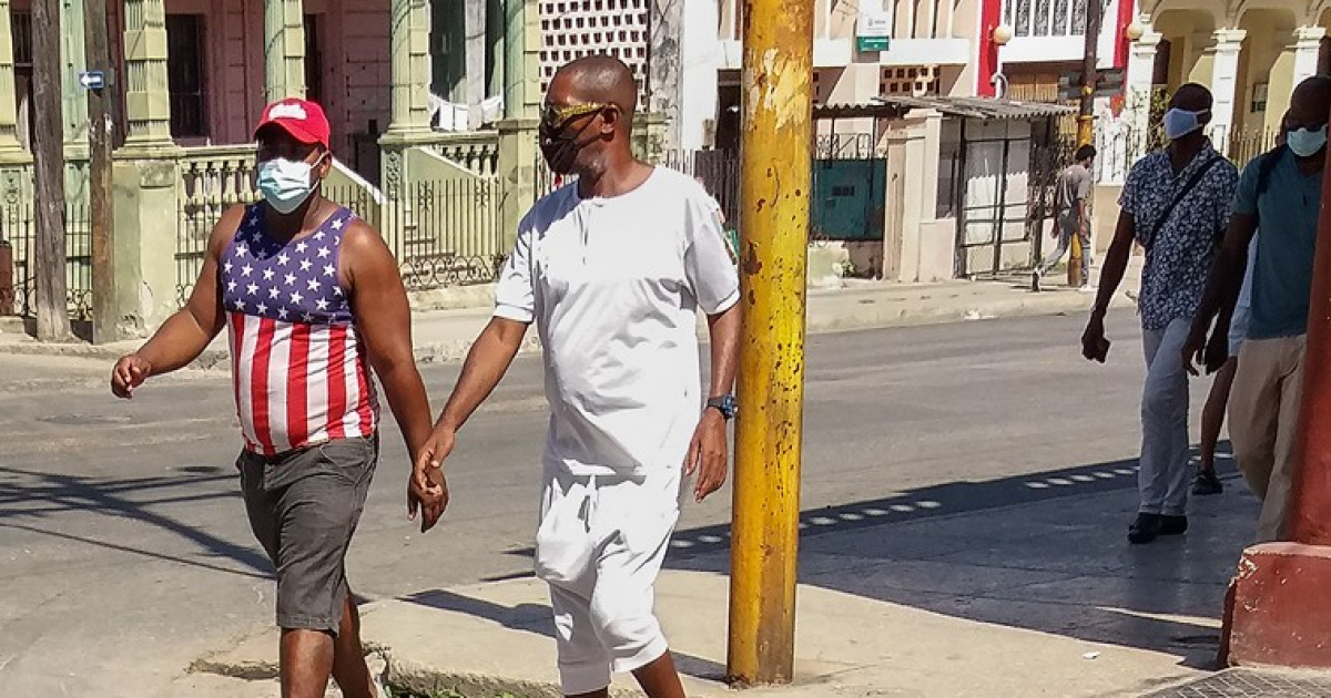 Personas con mascarillas en La Habana © CiberCuba