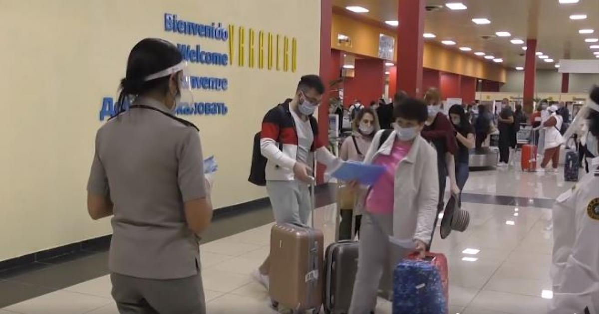 Pasajeros llegando al aeropuerto de Varadero desde Rusia © TV Yumurí 