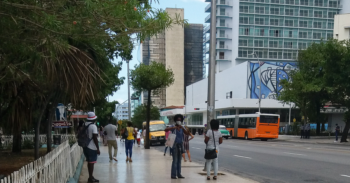 Personas caminando por Coppelia (Imagen de referencia) © CiberCuba