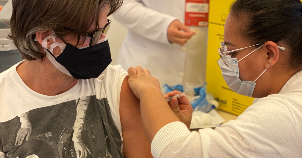 Persona siendo vacunada contra el coronavirus (referencia) © Flickr/Elias Rovelo