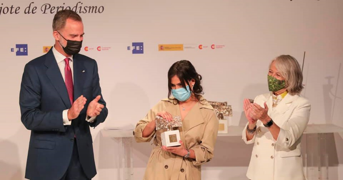 Náyare Menoso ( al centro) justo cuando Su Majestad Felipe VI, de España, le entrega el premio © Facebook / Náyare Menoyo