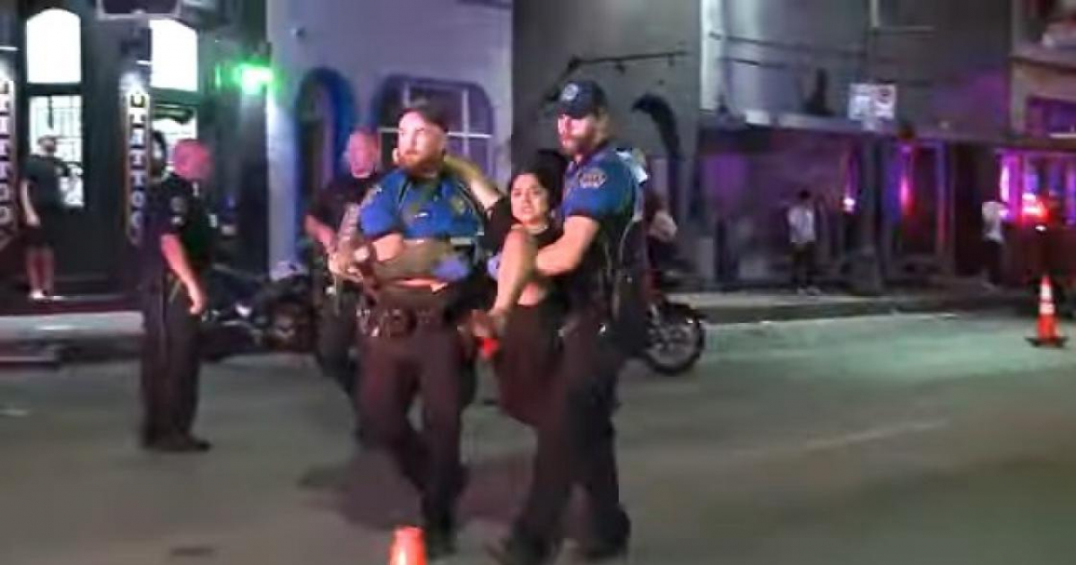 Policías trasladan una mujer herida en Austin © Captura de video de YouTube de KVUE