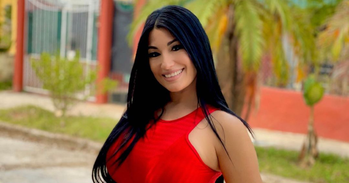 Sexy y atractiva Heydy González vestida de rojo. © Instagram / Heydy González