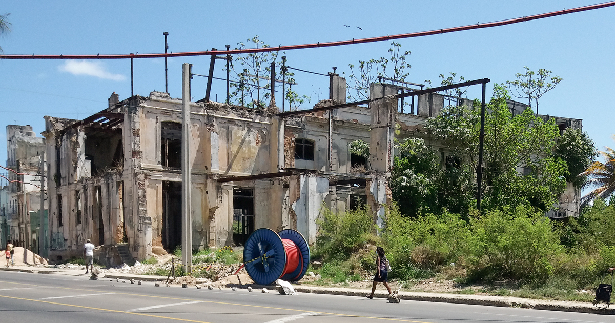 Edificio en ruinas en la calle Infanta (Imagen de referencia) © CiberCuba