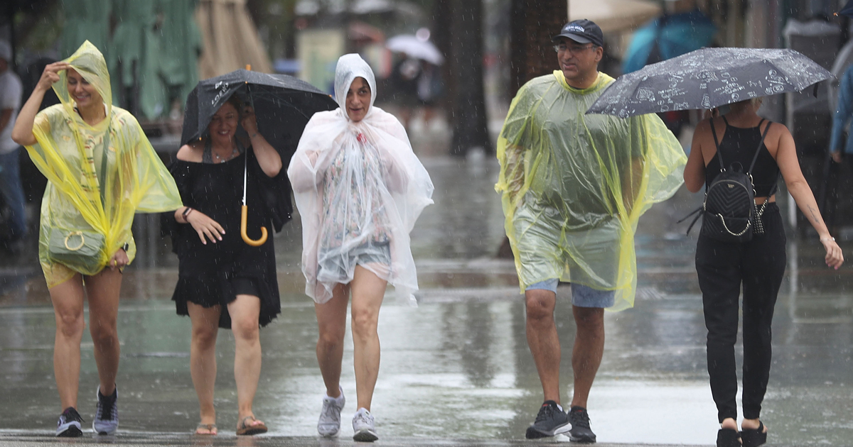 Residentes de Miami y ciudades aledañas protegiéndose de la lluvia © Twitter / 1 Fort Lauderdale