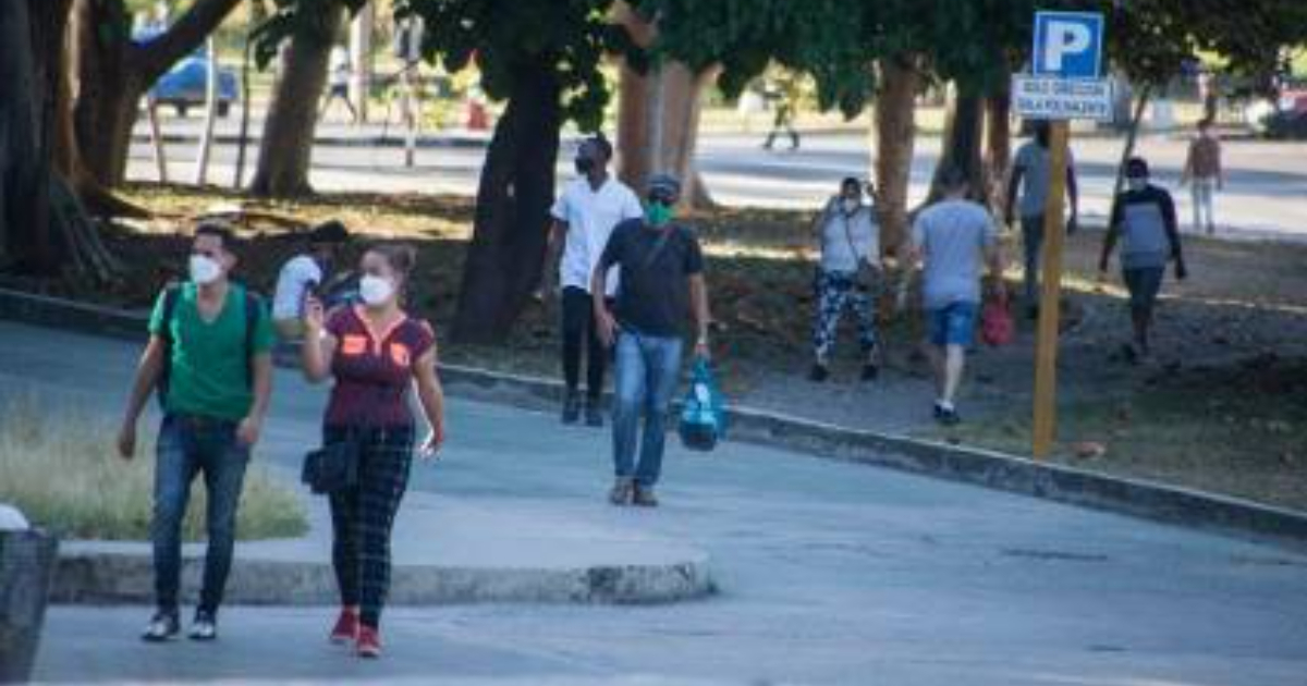 Personas caminando con nasobuco en La Habana © Juventud Rebelde / David Gómez Ávila