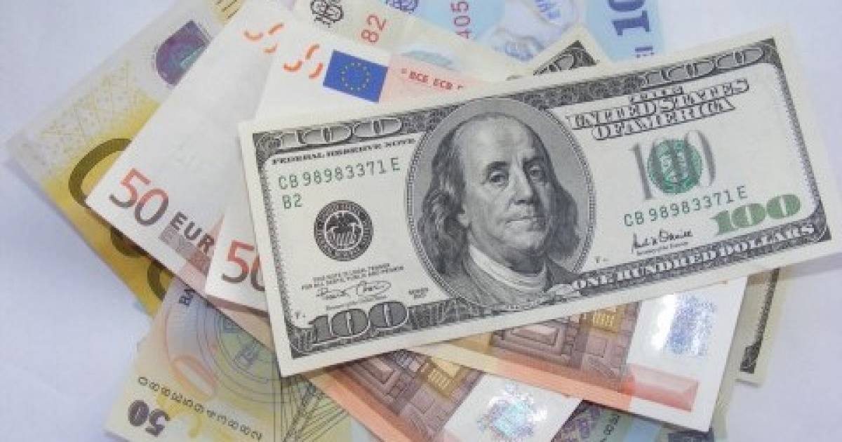 Billetes de dólar, euros y libras esterlinas © Flickr / Emilian Robert Vicol