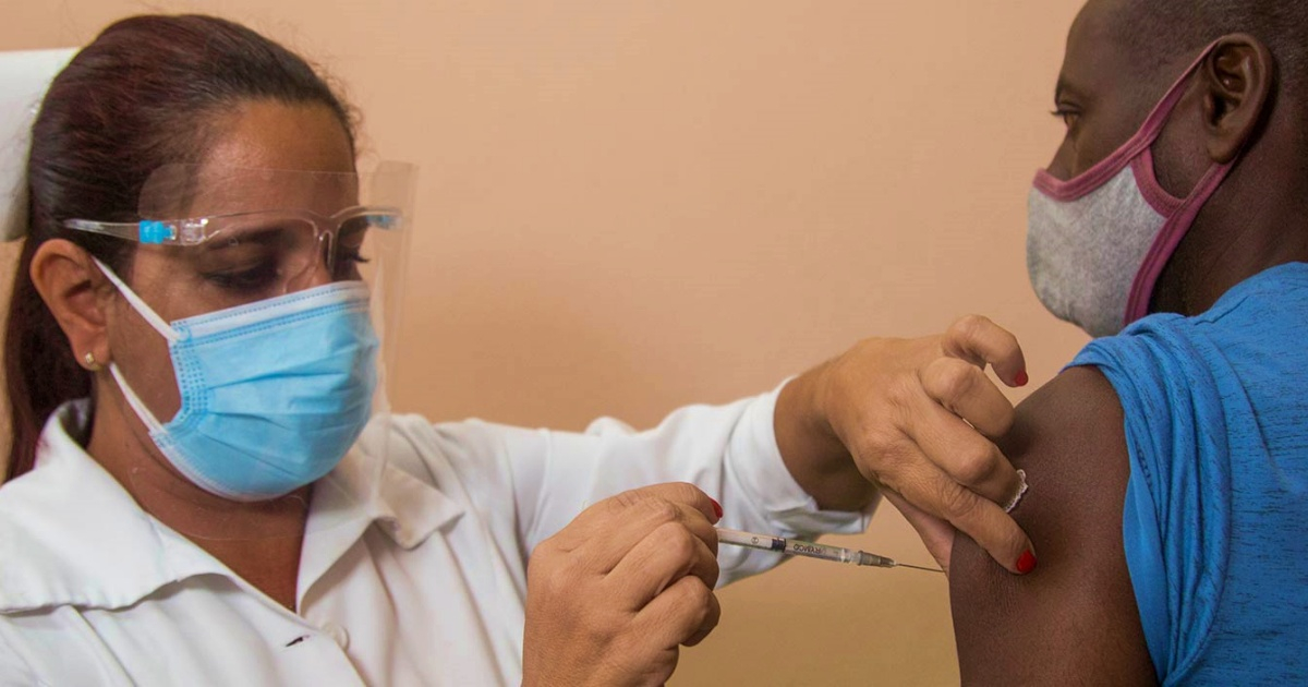 Enfermera cubana vacunando (Imagen referencial) © Global Health Partners