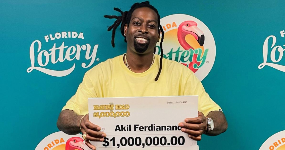 Akil Ferdinand muestra un cheque simbólico de un millón de dólares © Florida Lottery/ Twitter