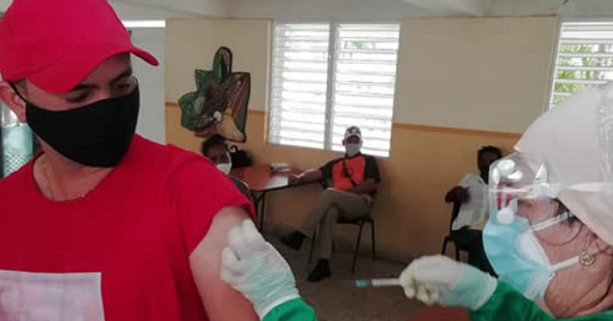 Vacunación con Abdala en Cuba. © Twitter / Radio Nuevitas