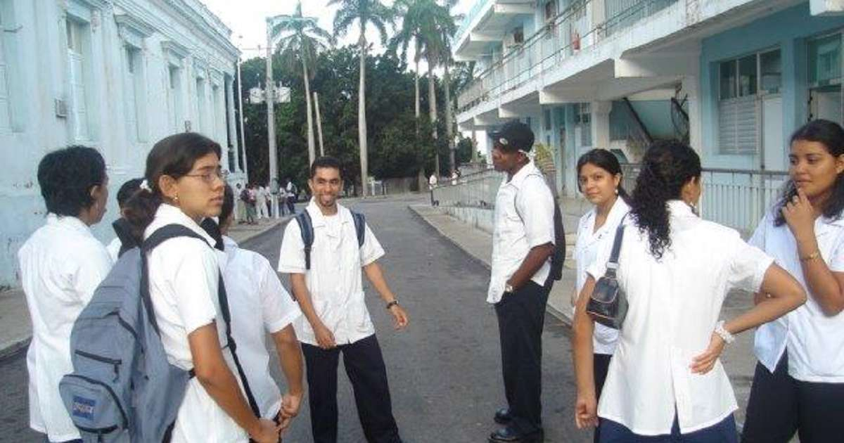 Estudiante de Medicina en Cuba separado de la carrera por sus estados en  WhatsApp