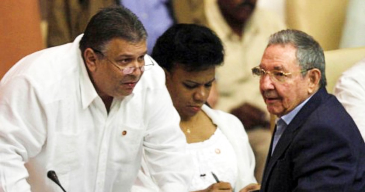 Marino Murillo y el general Raúl Castro © cuba-si.ch
