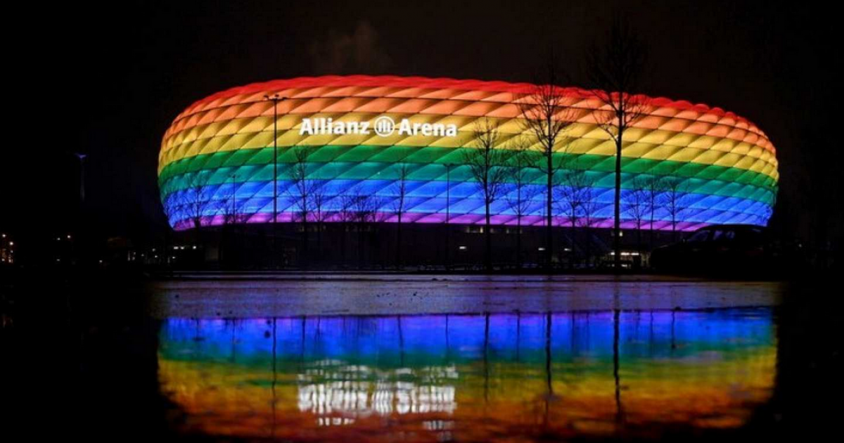 El Allianz iluminado con los colores del arcoíris en 2016 © Screenshot RTVE