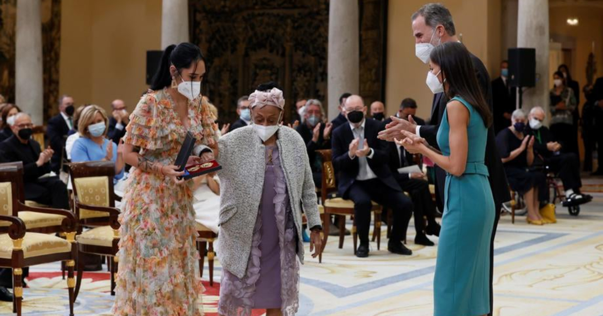 Omara Portuondo recibe Medalla de Oro al Mérito en las Bellas Artes de manos de los Reyes de España © Facebook / Omara Portuondo