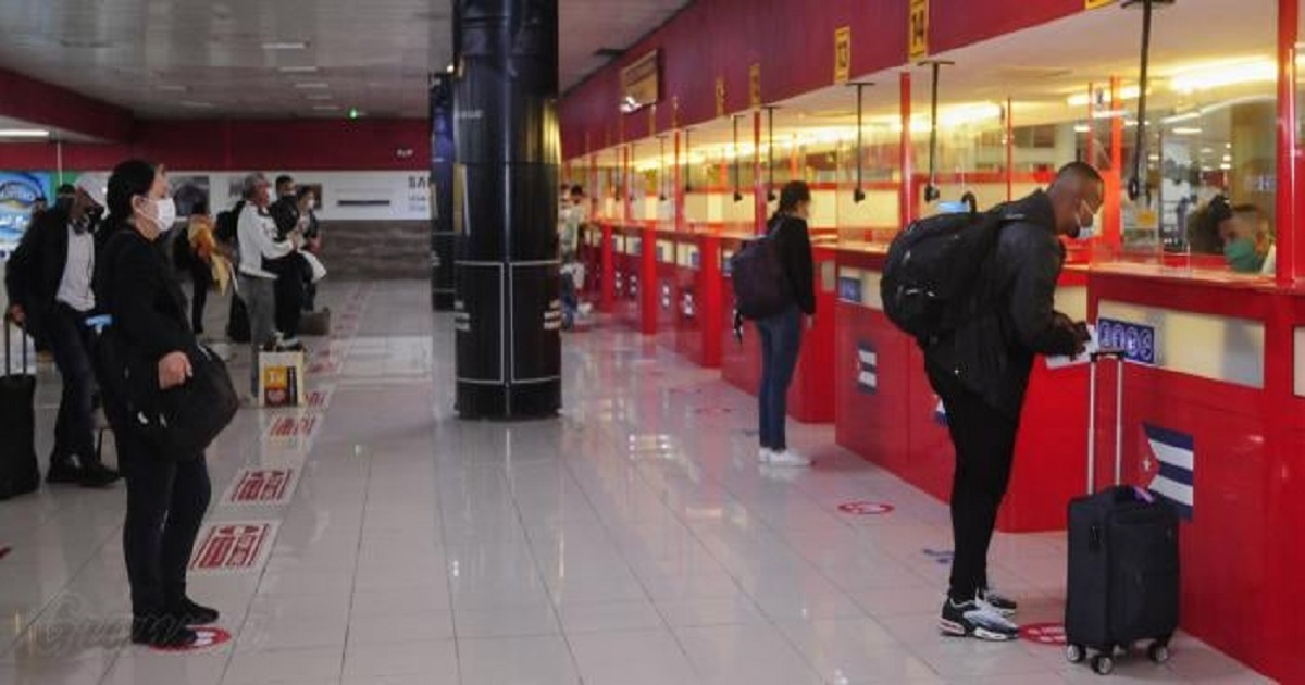 Personas en el Aeropuerto de Varadero. © Facebook / Aeropuerto Internacional Juan Gualberto Gómez Ferrer