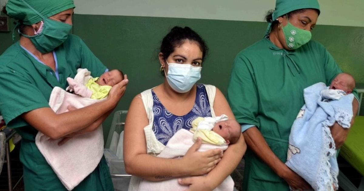 Bárbara Caridad Alberto Maruri junto a dos enfermeras y los trillizos © ACN / Modesto Gutiérrez Cabo