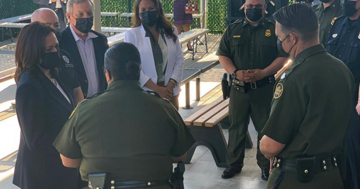 Kamala Harris con militares en la frontera en El Paso, Texas © Twitter / Voz de América