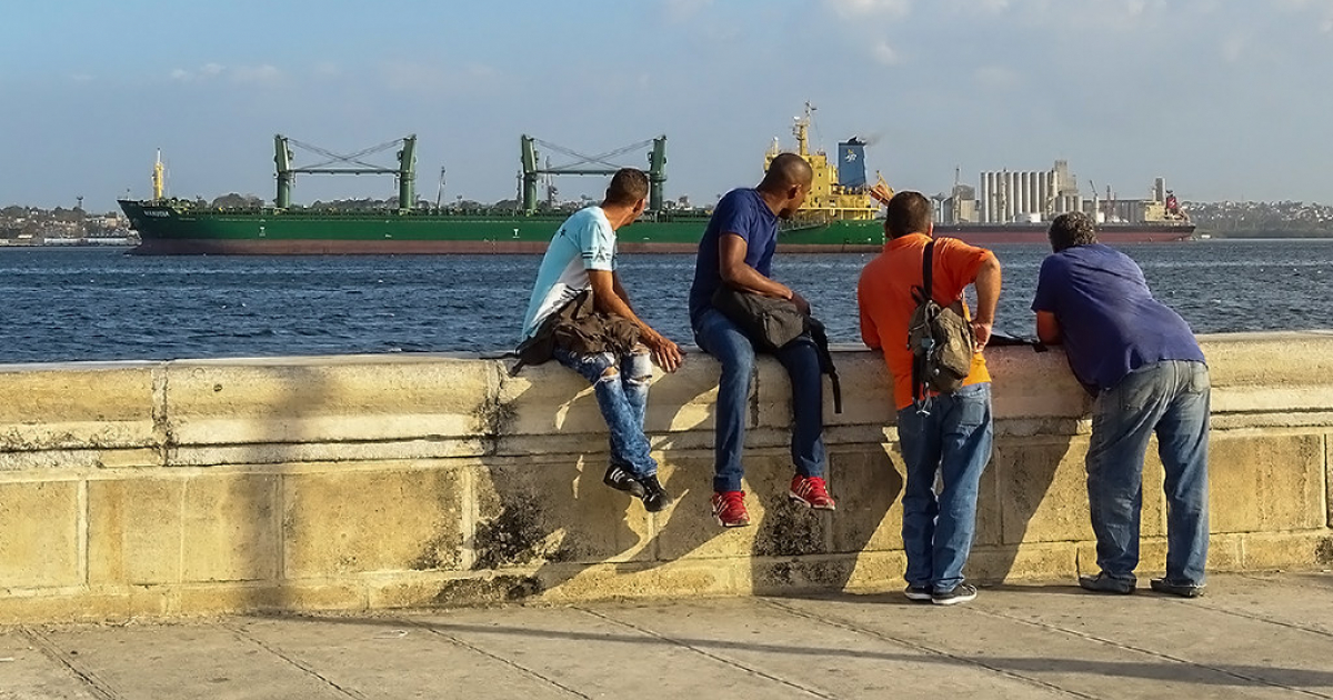 Cubanos viendo salir buque portacontenedores, de La Habana © CiberCuba