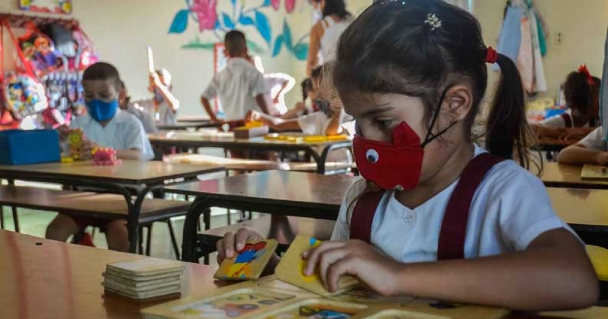 Niños cubanos con mascarilla en una escuela (imagen de archivo). © ACN