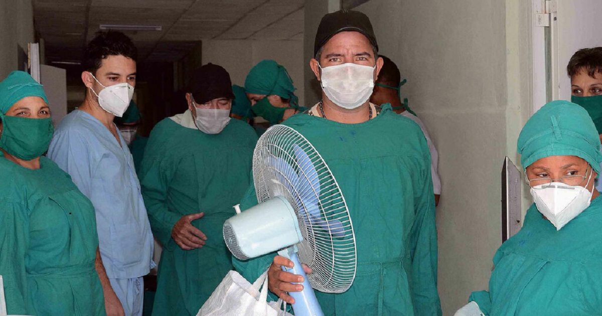 Trabajadores y pacientes de alta en el Hospital Militar de Camagüey (imagen de referencia). © ACN