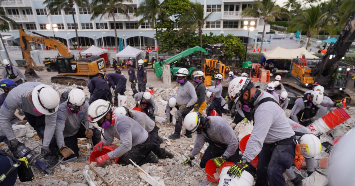 Rescatistas buscan en los escombros del edificio de Surfside. © Twitter / Miami-Dade Fire Rescue