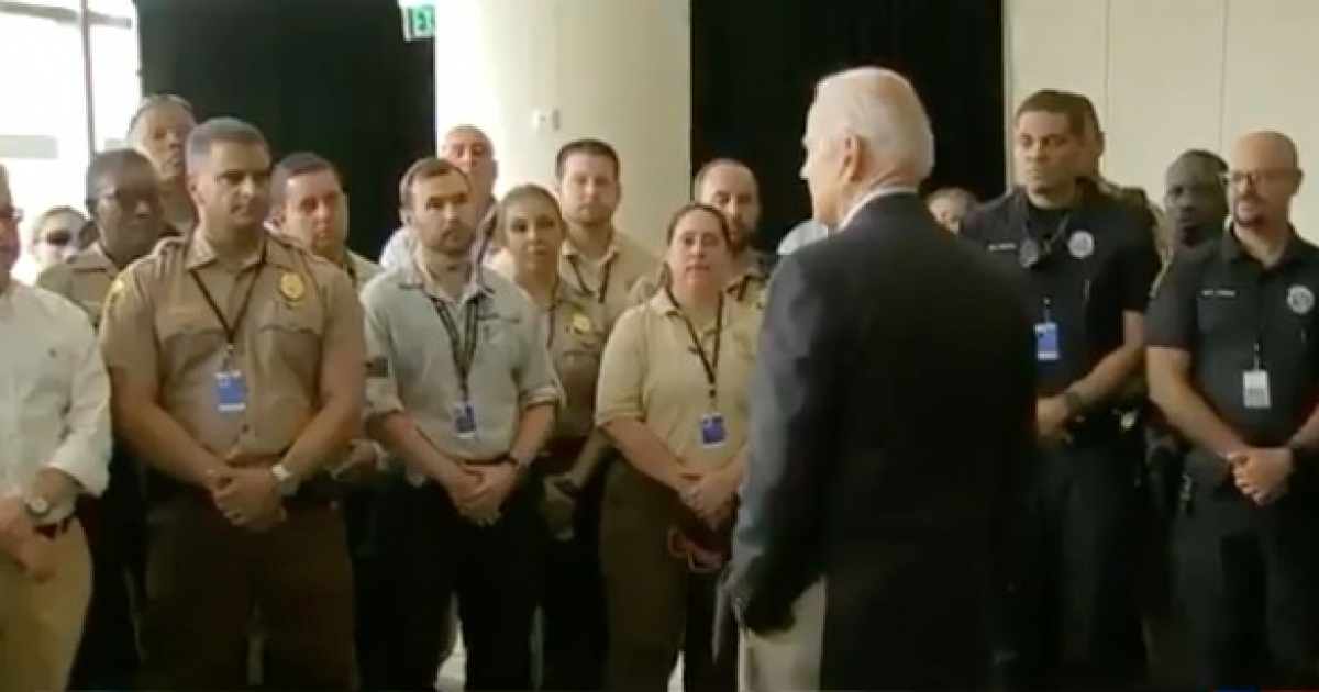 Joe Biden reunido con rescatistas © Twitter / NTN24