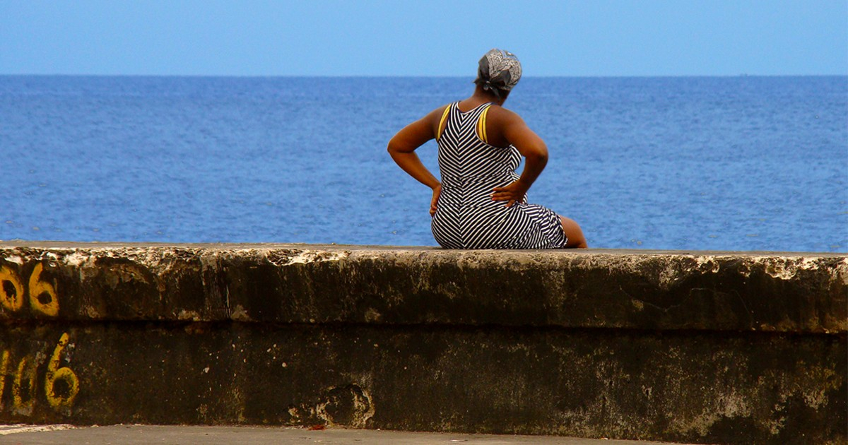 Mujer cubana sentada en el Malecón, en una imagen de archivo. © CiberCuba
