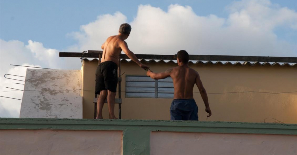 Santiagueros se preparan para un huracán © CiberCuba / Gumersindo Sandó 