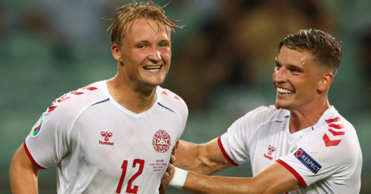 Dolberg (izquierda) celebra su tercer tanto en el torneo. © @EURO2020