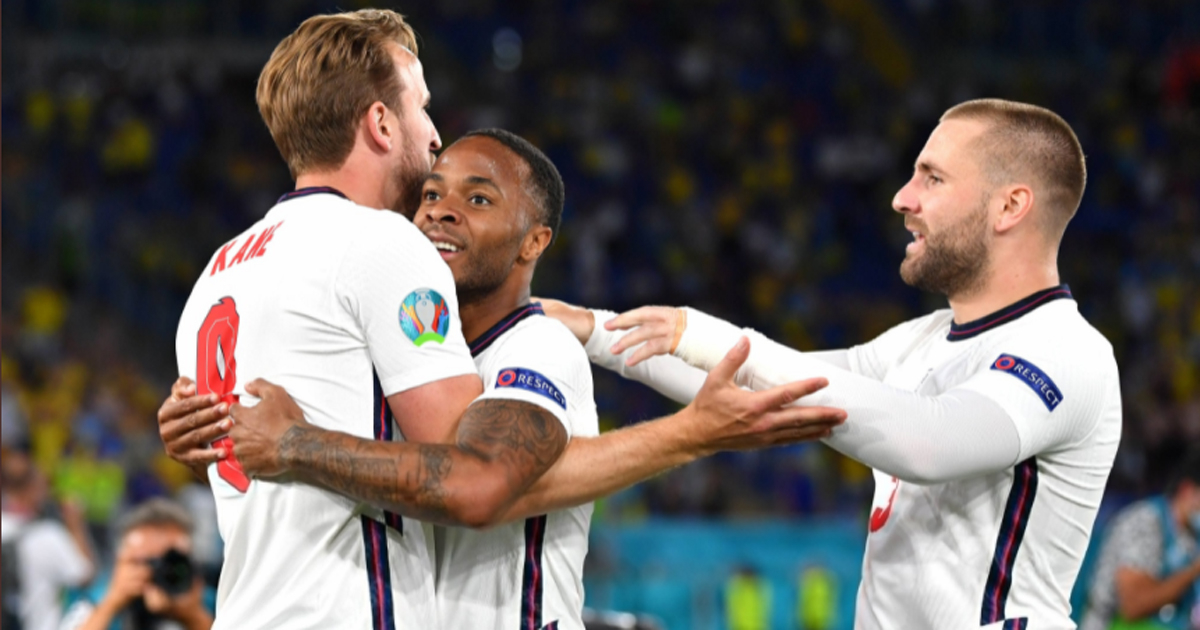 Kane (izquierda) es felicitado por sus compañeros © @EURO2020