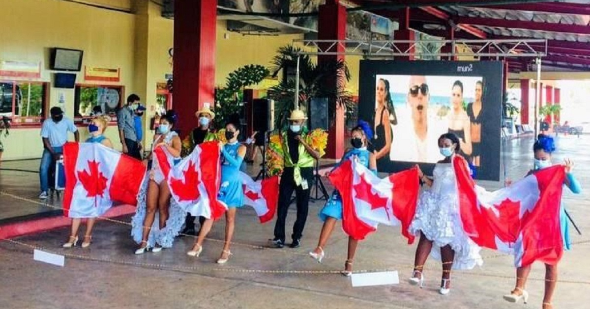 Recibimiento de turistas canadienses en aeropuerto internacional de Varadero © Facebook / Gaviota-Turismo