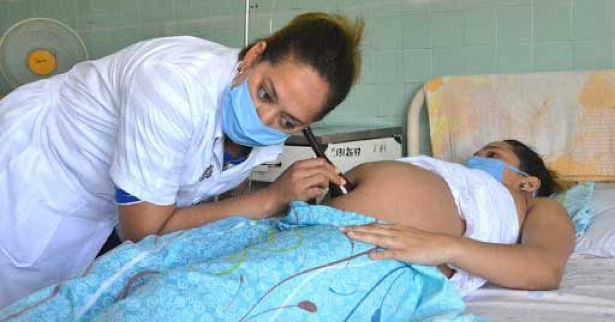 Atención médica a una embarazada (Imagen de referencia) © ACN / Armando Contreras Tamayo