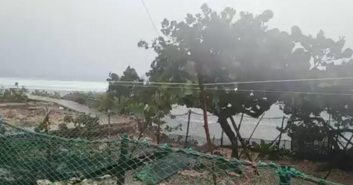 Lluvias y vientos provocadas por Elsa en Cabo Cruz, provincia Granma © Screenshot video en Twitter/Inés Castro