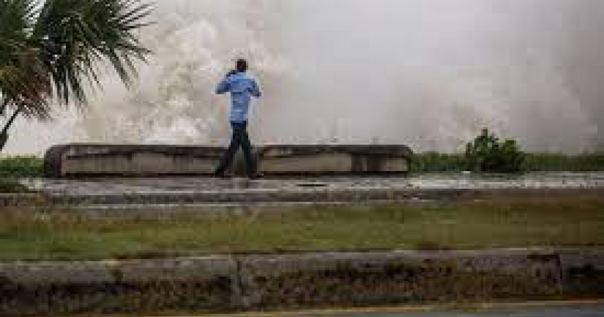 Un cubano toma imágenes del oleaje provocado por la tormenta Elsa © Internewscast
