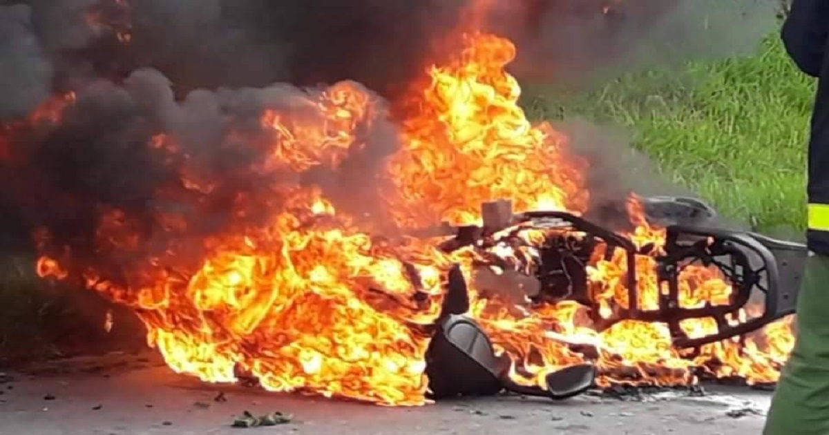 Incendio de moto eléctrica © Captura de Pantalla/Facebook ‘Accidentes Buses y Camiones’