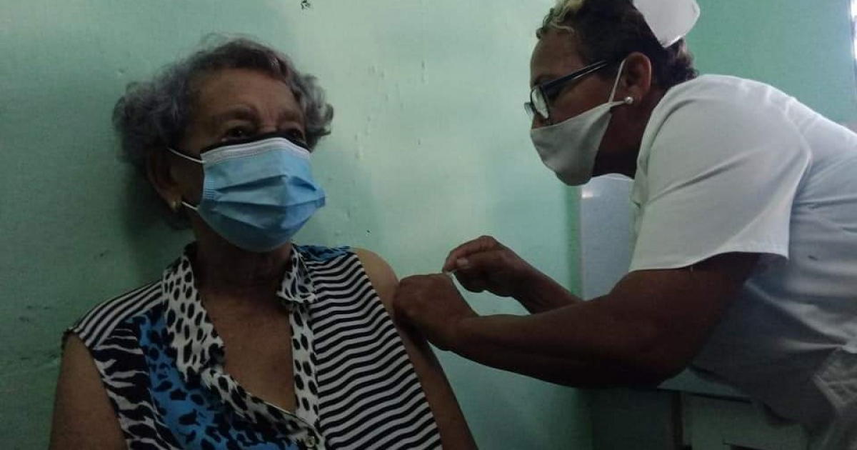 Una cubana es vacunada © Twitter / Dirección Provincial de Salud Matanzas