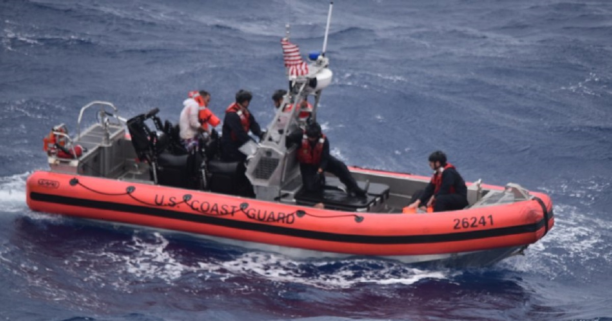 Guardacostas de Estados Unidos rescataron a 13 balseros cubanos el miércoles © Twitter / USCG